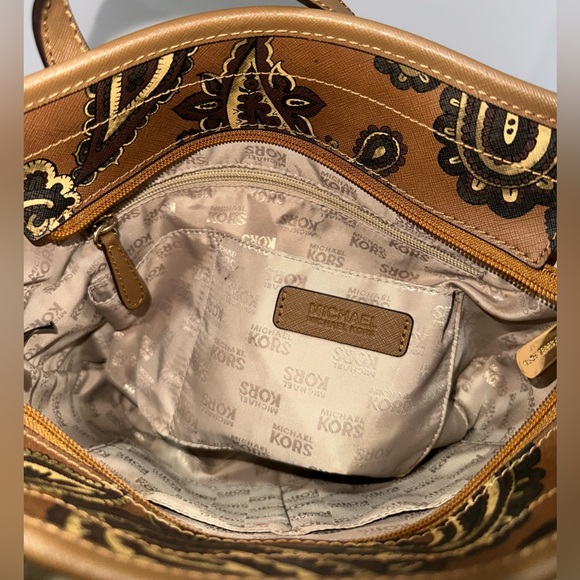 Michael Kors Emry medium top zip tote bag with a brown and gold paisley print - Picture 9 of 10